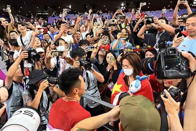 开云官网APP下载-&quot;场边花絮：明星嘉宾助阵现场热情高涨&quot;的简单介绍