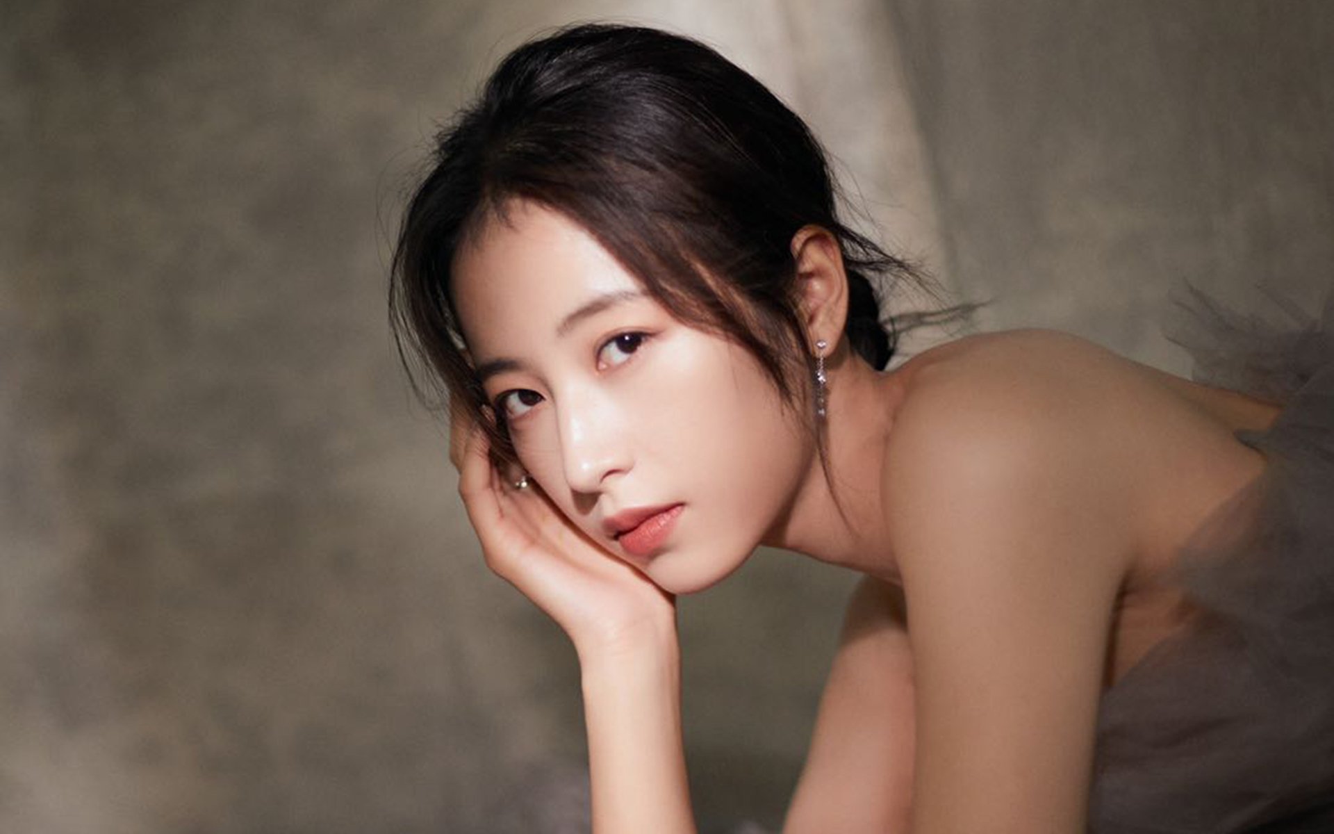 开云网页版-热刺回撤防守及时扼制对手推进节奏，热刺回放