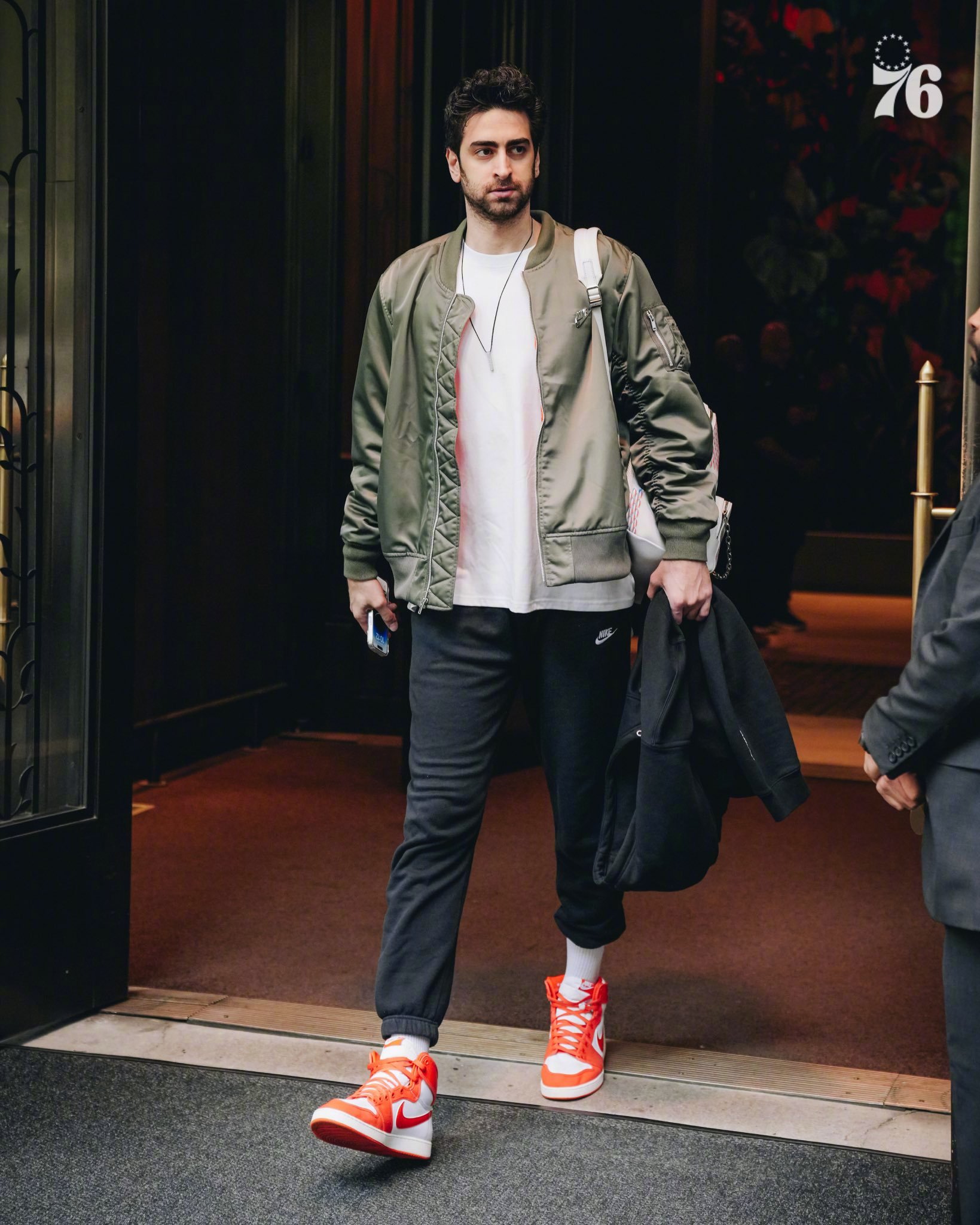 开云体育：篮球球星的个人时尚穿搭：展现球星的个性和品味的简单介绍